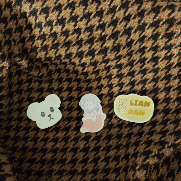 Houndstooth Crossbody Bag w/ 3 pins - Picture 3 of 10